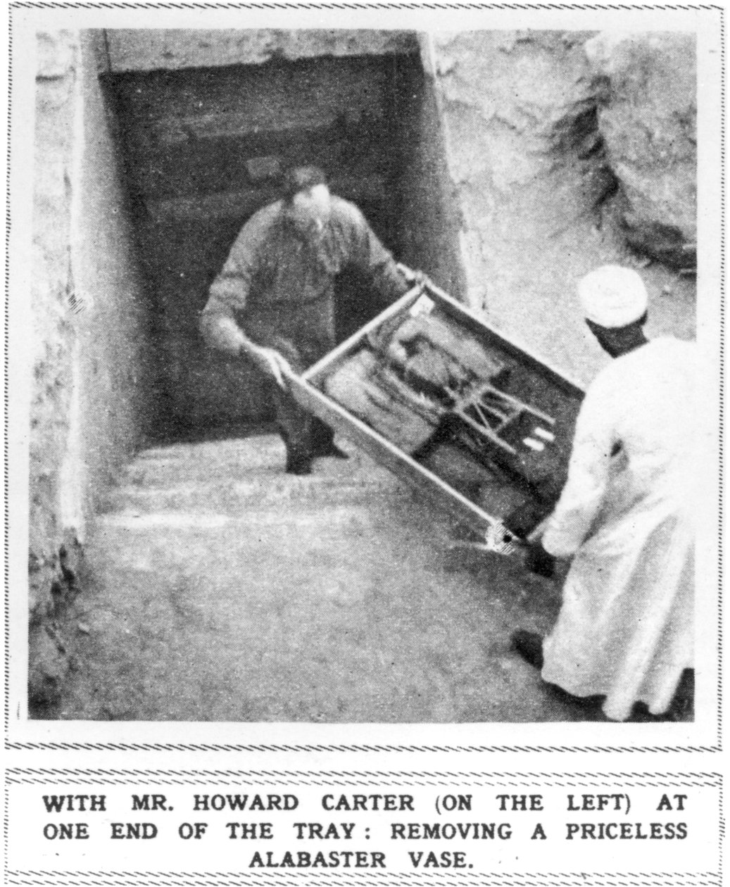 Howard Carter retirando tesoros de la tumba de Tutankamón de Unbekannt