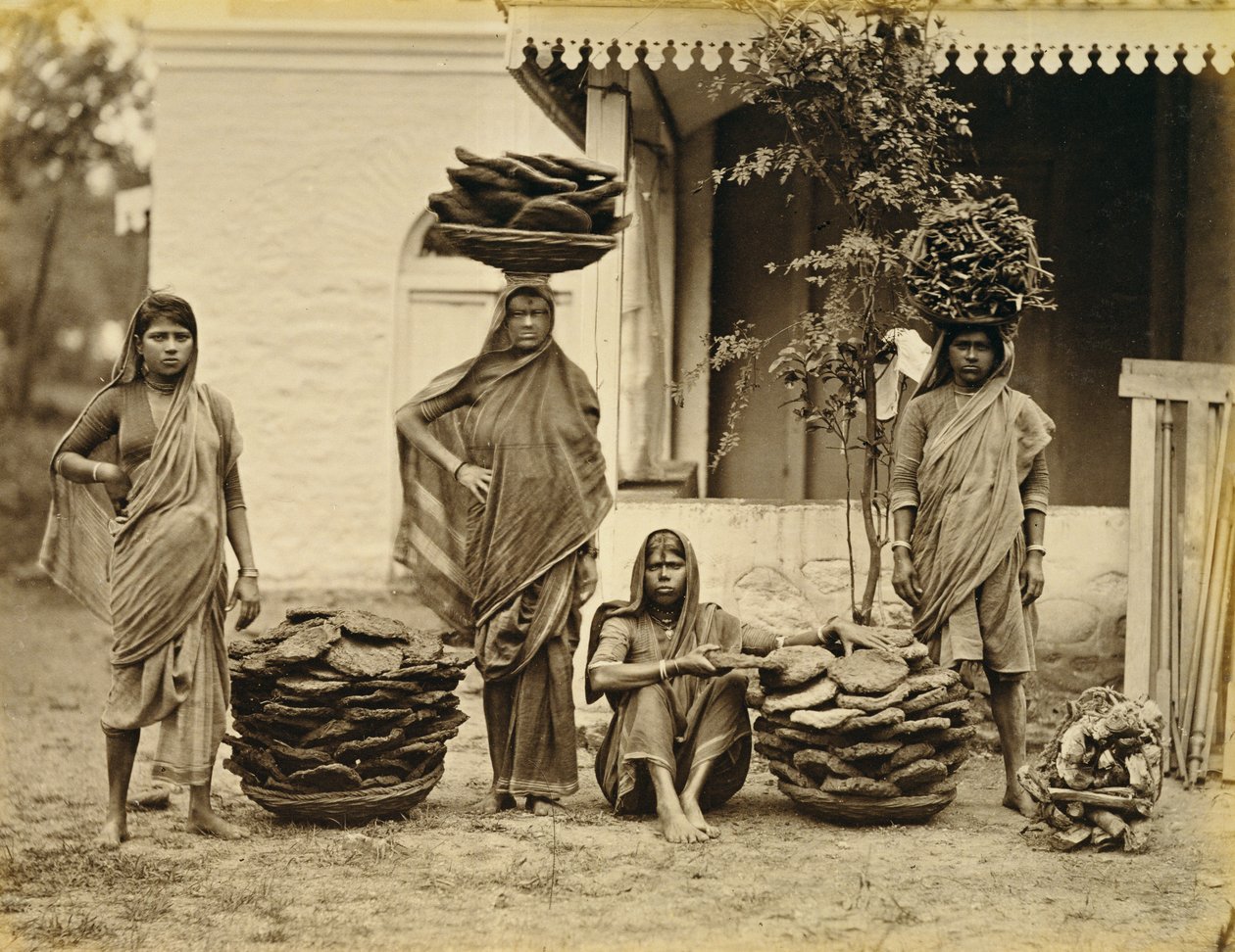Mujeres campesinas indias con cestas de tortas de estiércol (usadas como combustible) y leña (usada para cocinar) de Unbekannt