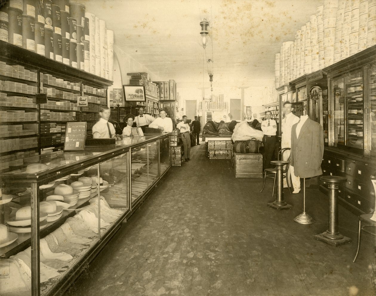 Interior de la Tienda de Zapatos John Sewell & Co. en 304-6 12th Avenue (Flagler Street), c.1910 (foto en blanco y negro) de Unbekannt