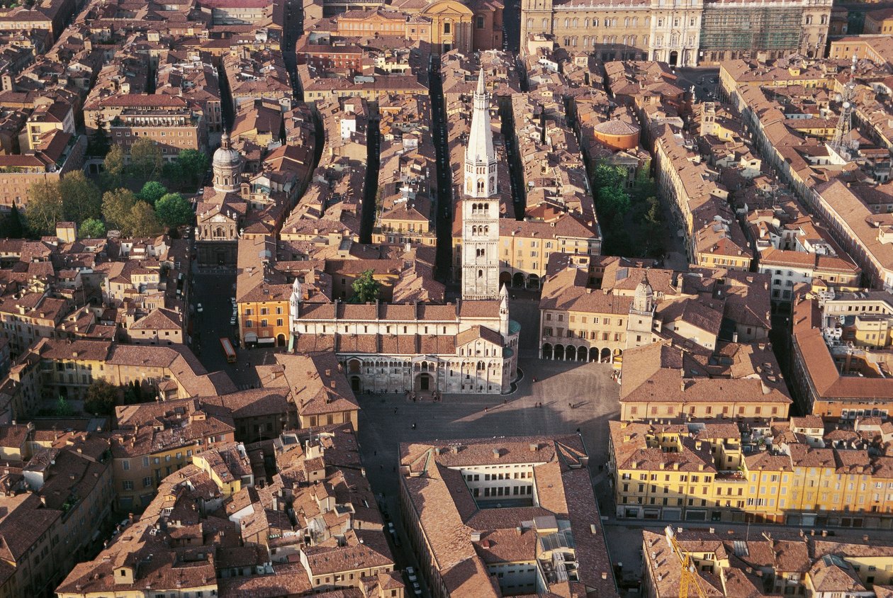 Italia, Emilia Romagna, Módena, vista aérea de la ciudad con la catedral de Benjamin Baud