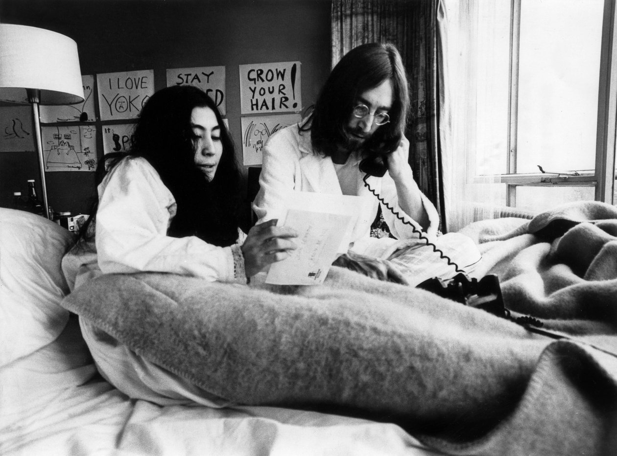John Lennon y Yoko Ono en el Hotel Hilton en Ámsterdam, 25 de marzo de 1969 (foto en b/n) de Unbekannt