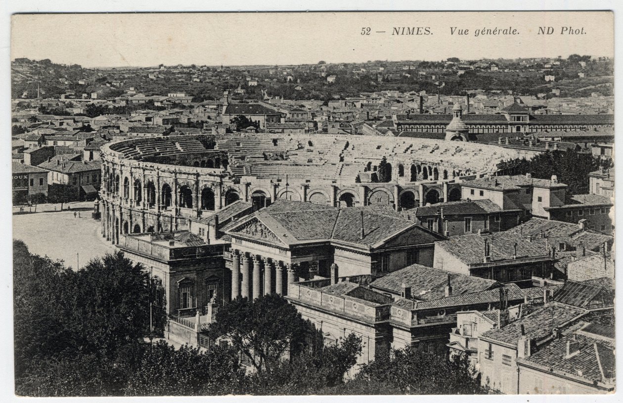 Languedoc-Rosellón, Gard, Nimes: vista general de la ciudad con las arenas y la Maison Carrée de William M. Timlin