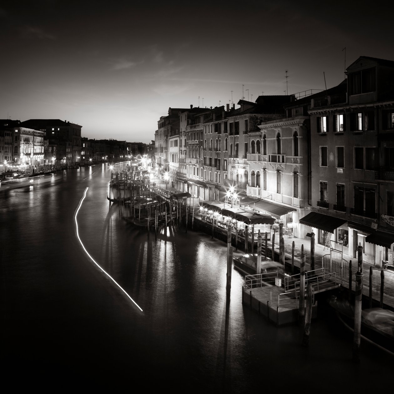 Tráfico ligero, Venecia, Italia, 2013 (fotografía en B/N) de Leopold Blonder