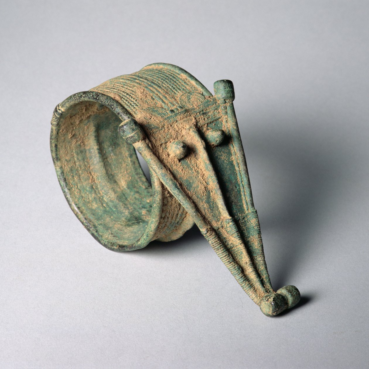 Brazalete Lorhon con cabeza de cocodrilo, de Burkina Faso o Costa de Marfil, probablemente siglo XVIII de Unbekannt