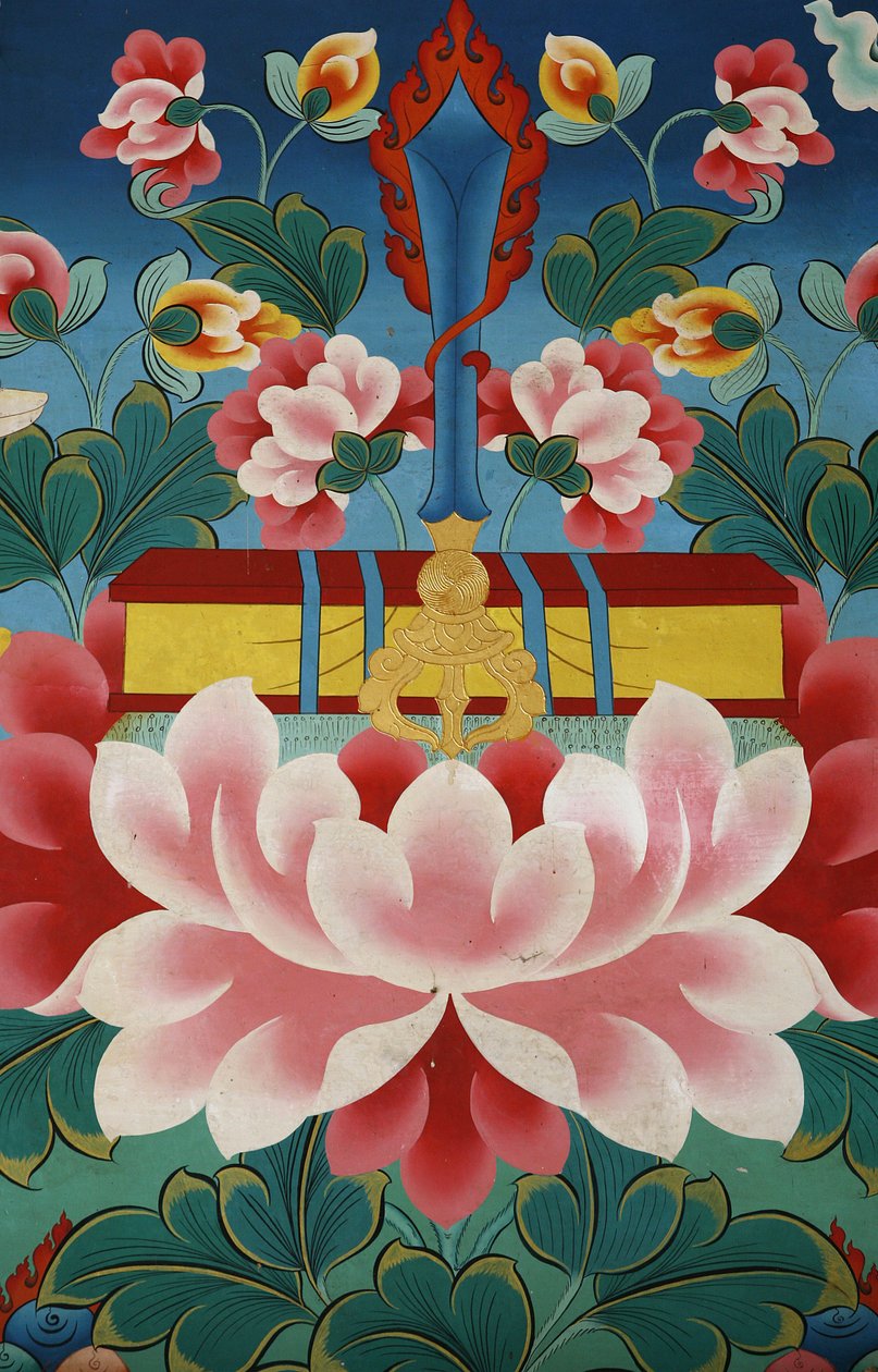 Flor de loto, espada del conocimiento y texto sagrado. Monasterio Kopan, Katmandú, Nepal de Unbekannt