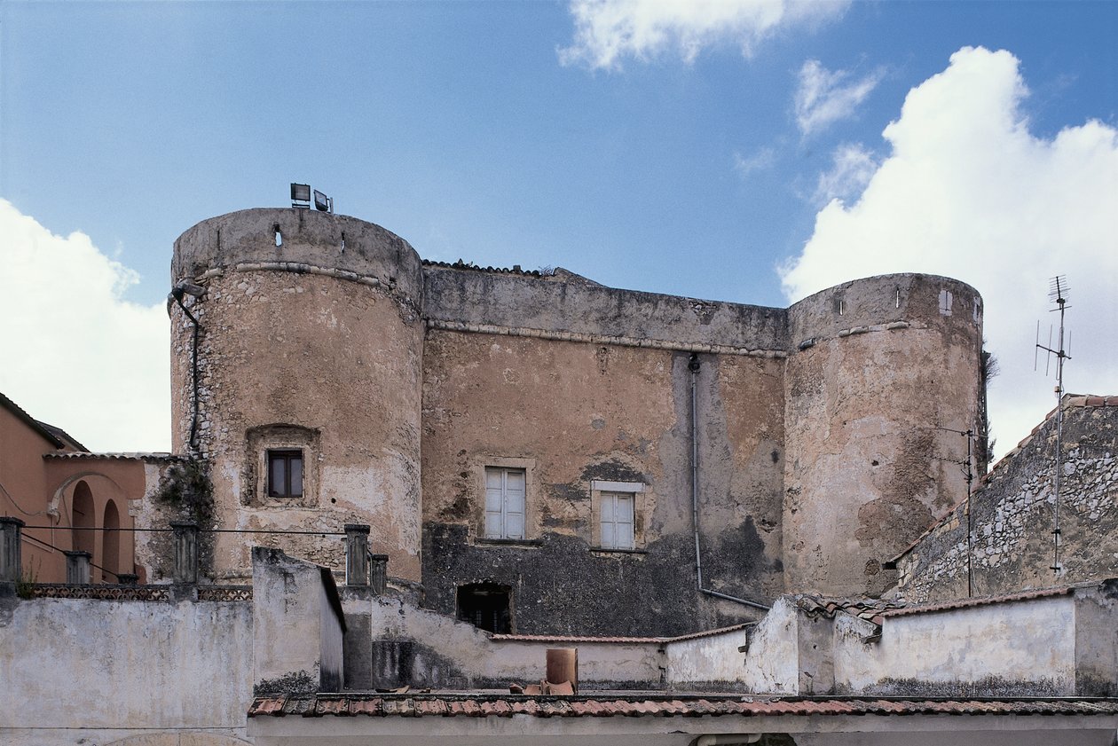 Vista en ángulo bajo de un castillo, San Nicandro Garganico, Parque Nacional del Gargano, Puglia, Italia de Benjamin Baud