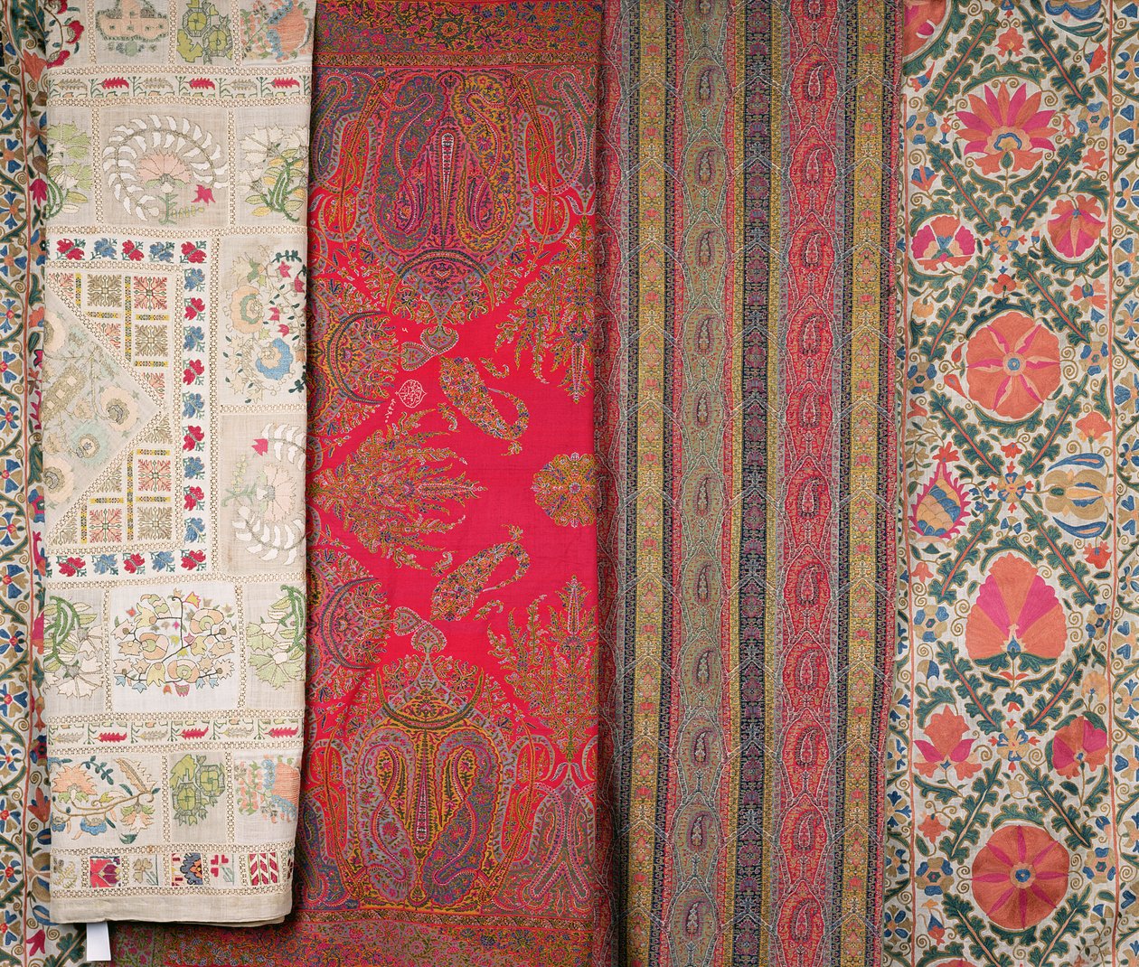 De izquierda a derecha: Mihrab Susani, Uzbekistán, finales del siglo XIX; Chal, Cachemira, hecho por Momtaz de Unbekannt