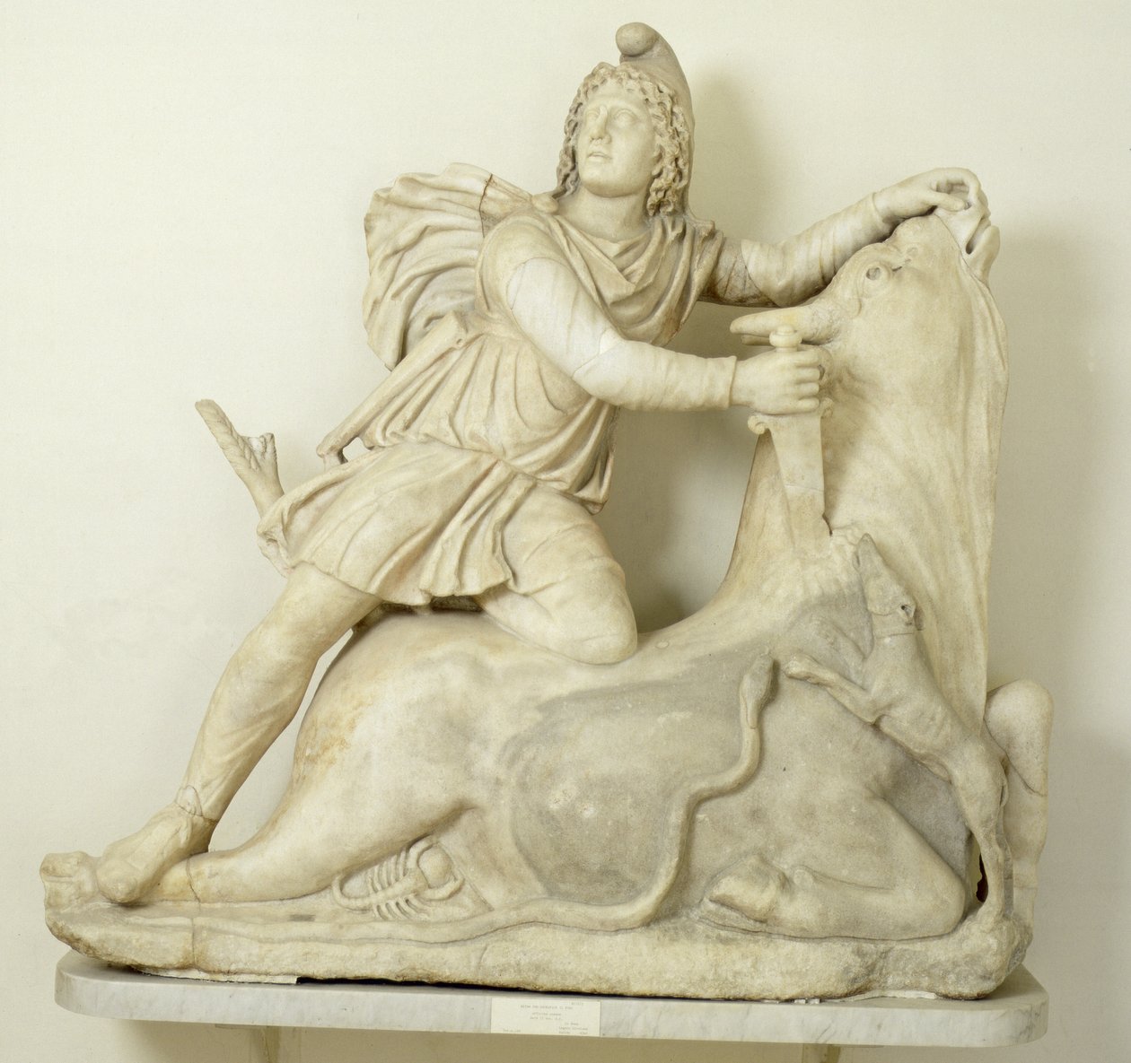 Mitra sacrificando al toro, relieve de mármol, romano, siglo II de Unbekannt