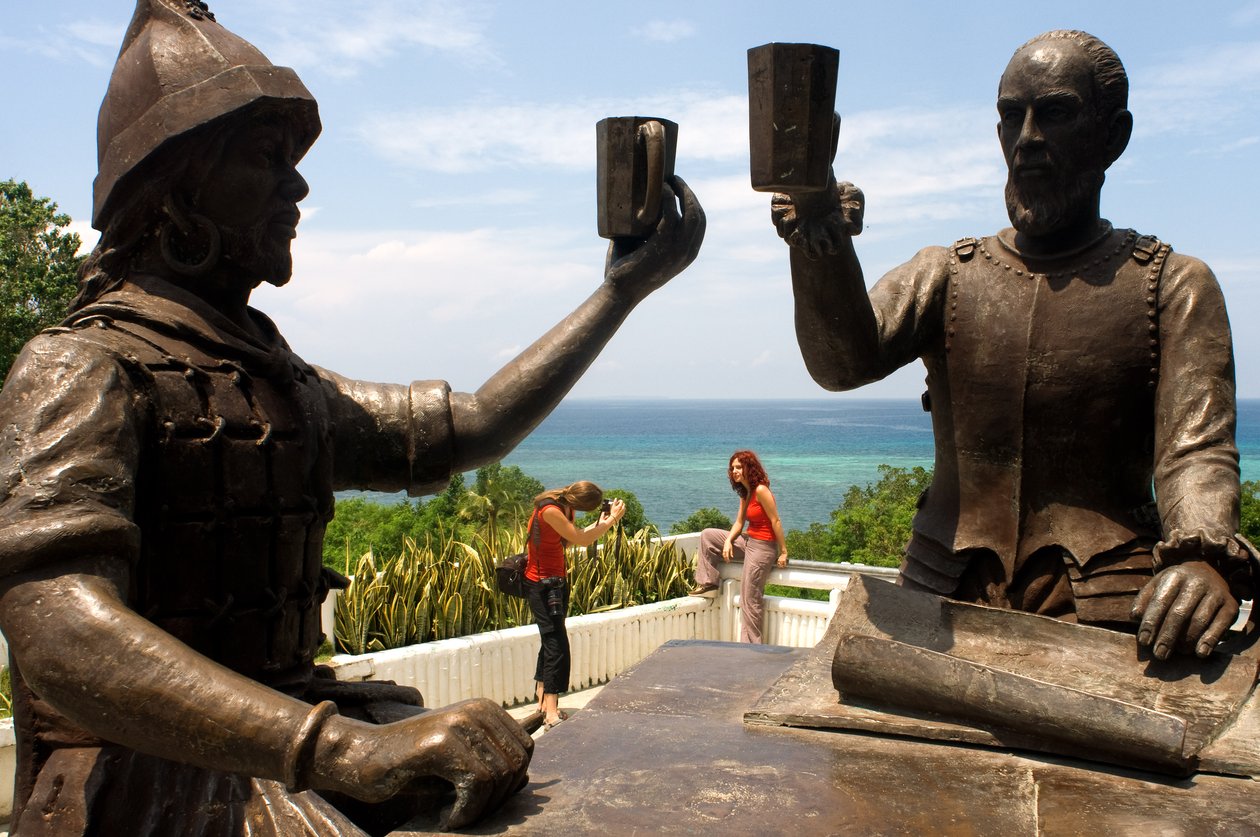Monumento llamado Sanduguan o ritual de sangre donde se escenifica un brindis con sangre entre el conquistador español Miguel López de Legazpi y el filipino Sikatuna formalizando el primer acuerdo de paz. Bool, Bohol, 2019 (foto) de Unbekannt
