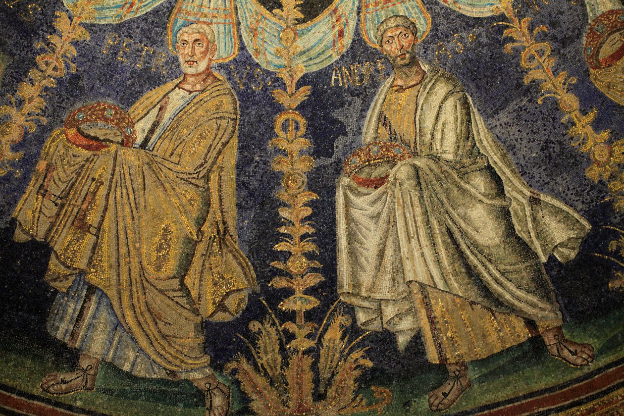Mosaico del techo del Baptisterio de Neon. Detalle de la procesión de los doce apóstoles alrededor del mosaico central en dos direcciones, terminando con San Pedro encontrándose con San Pablo. Siglo V, Rávena, Italia. Patrimonio Mundial de la UNESCO de Unbekannt