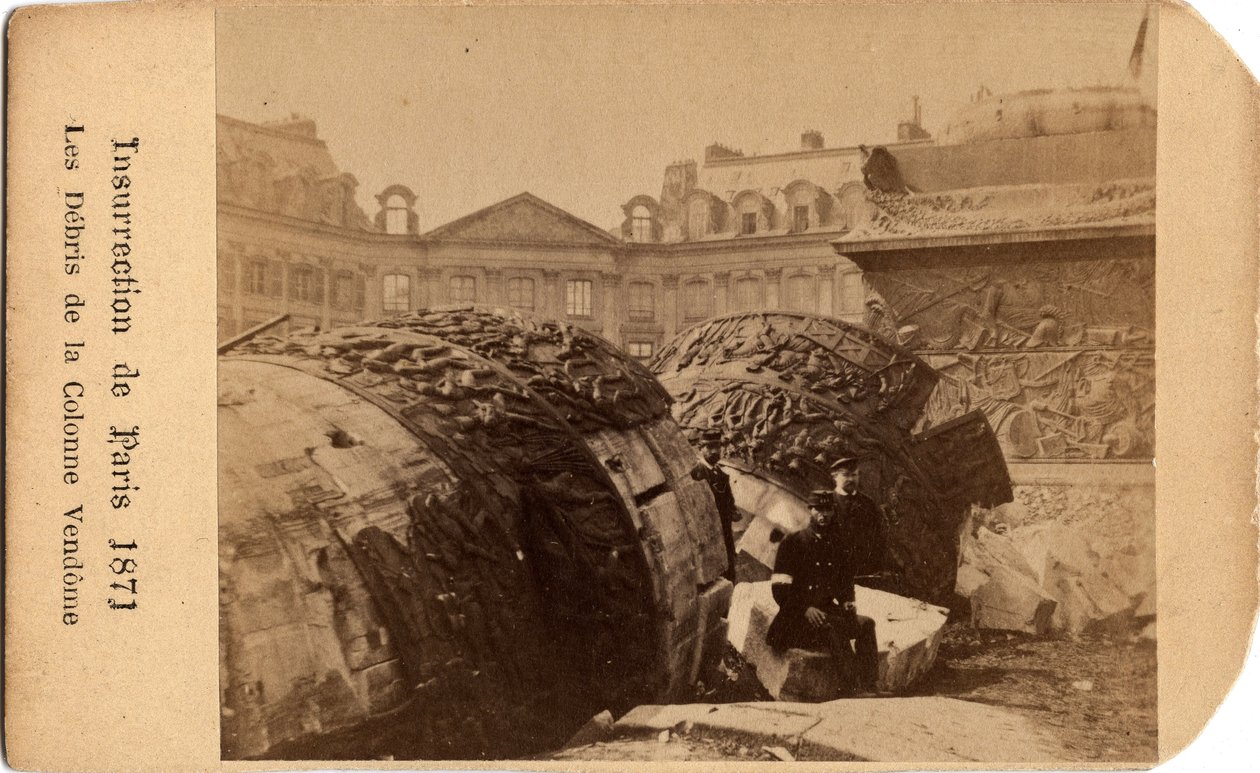 Municipalidad de París (1871): dos comuneros posando cerca de los escombros de la columna caída de la Place Vendome en París. Fotografía anónima de Unbekannt