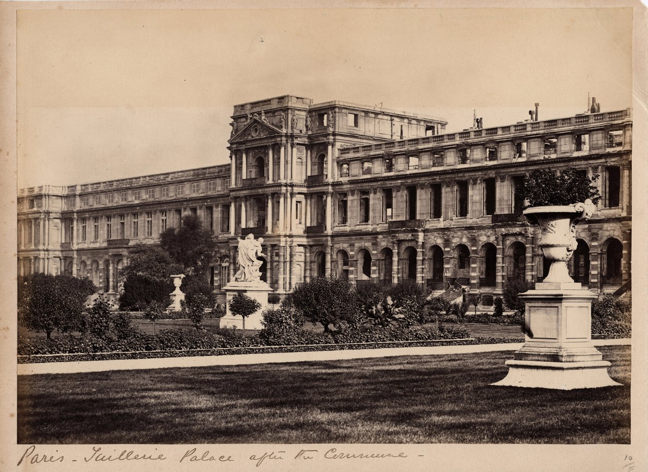 Municipalidad de París (1871): vista del Palais des Tuileries en París alrededor de mayo de 1871. Fotografía anónima de Unbekannt