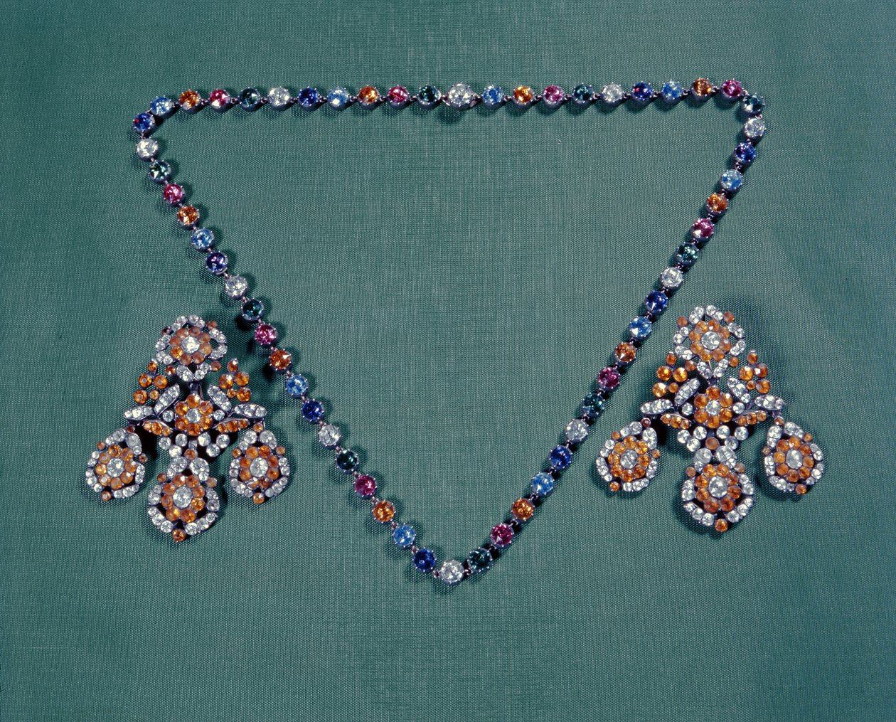 Conjunto de collar y pendientes con pastas multicolores, c.1760 de Unbekannt
