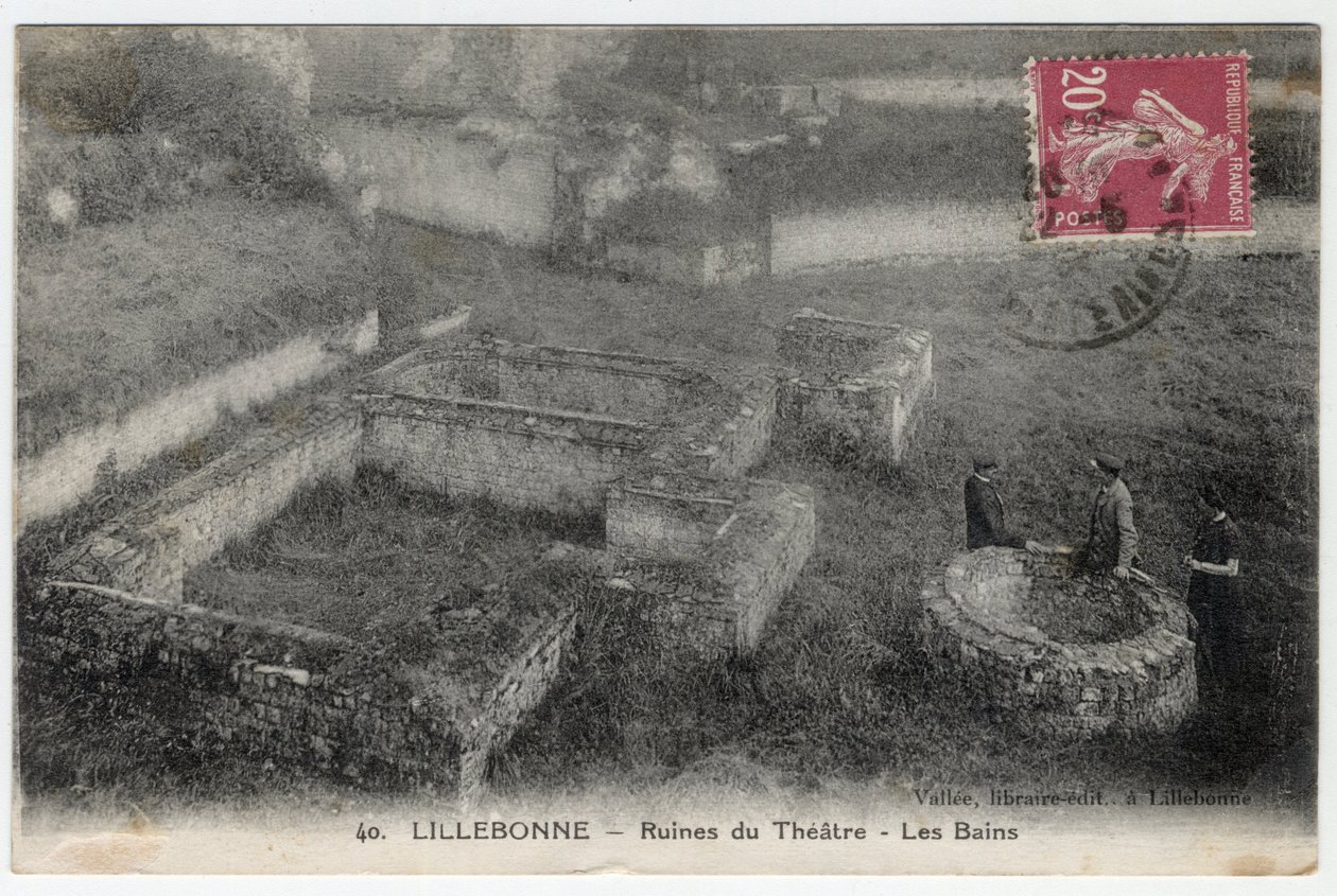 Normandía, Sena Marítimo, Lillebonne: vista de las ruinas del teatro y los baños romanos de William M. Timlin