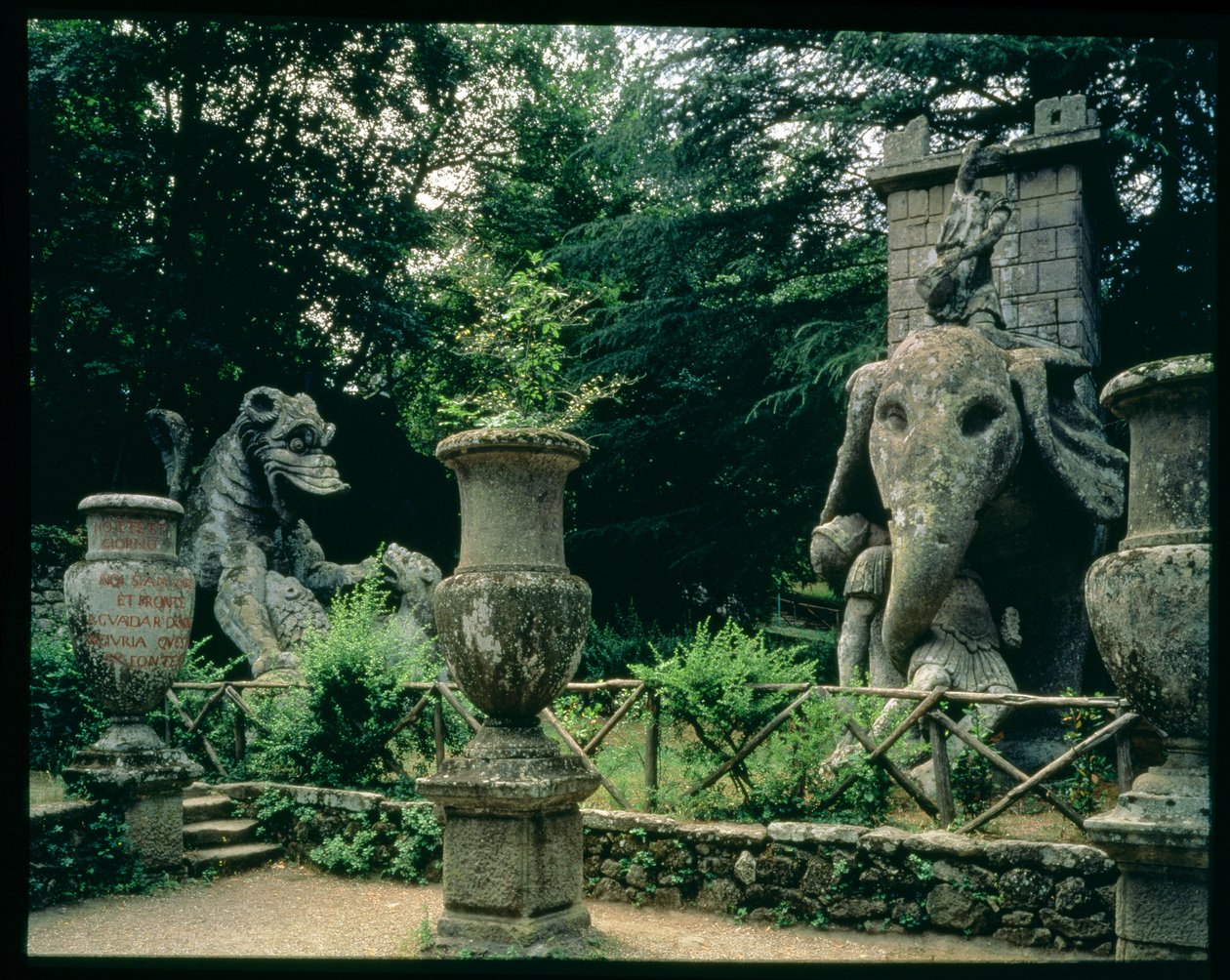 Uno de los elefantes de Aníbal y un dragón luchando con un león, esculturas del Parco dei Mostri (Parque de los Monstruos) jardines diseñados entre 1550-63 por el Duque de Orsini, según diseños de Giacomo Barozzi da Vignola (1507-73) de Unbekannt