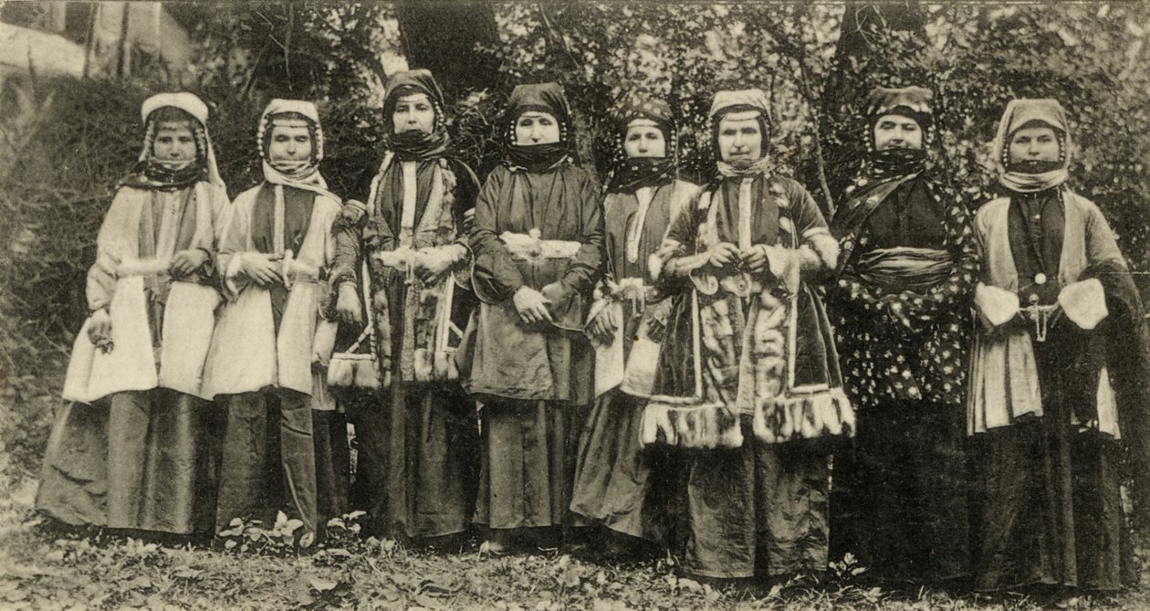 Mujeres osetinas en traje tradicional, grupo minoritario en la Unión Soviética de Benjamin Baud