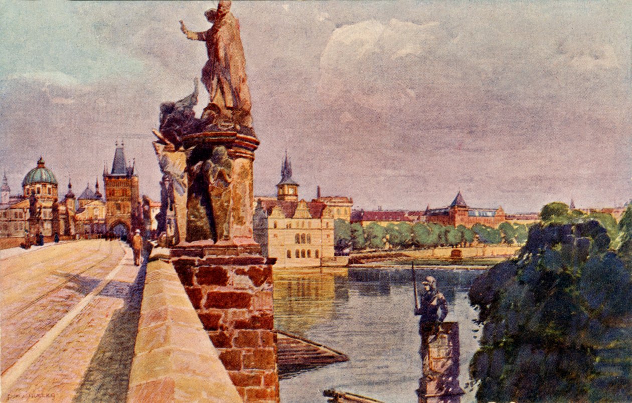 PRAGA: el río Moldava pasa por debajo del Puente de Carlos, con sus grandes estatuas y la gente paseando por el lateral del puente. de Unbekannter Künstler
