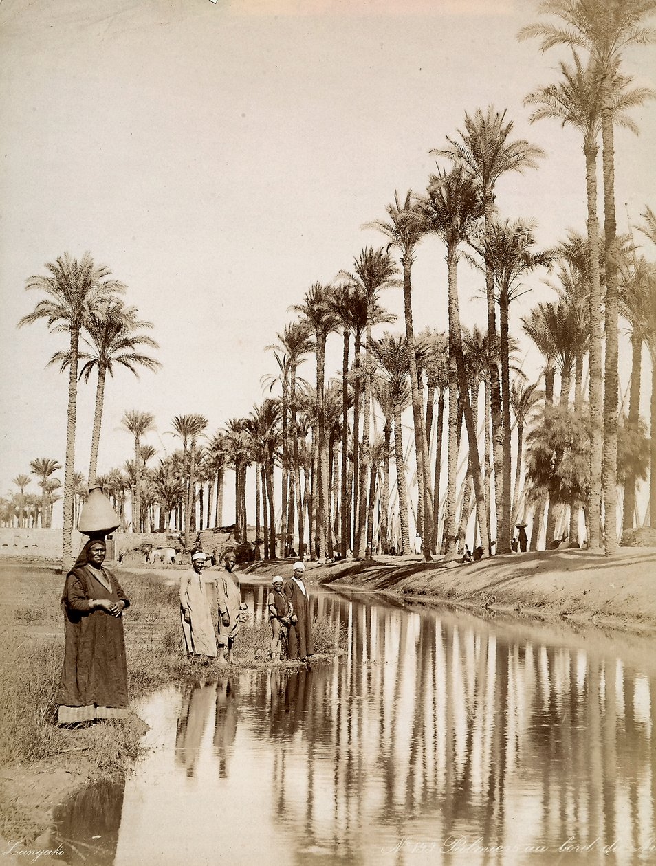 Palmeras junto al río Nilo. En primer plano, hombres con trajes tradicionales. de Unbekannter Künstler