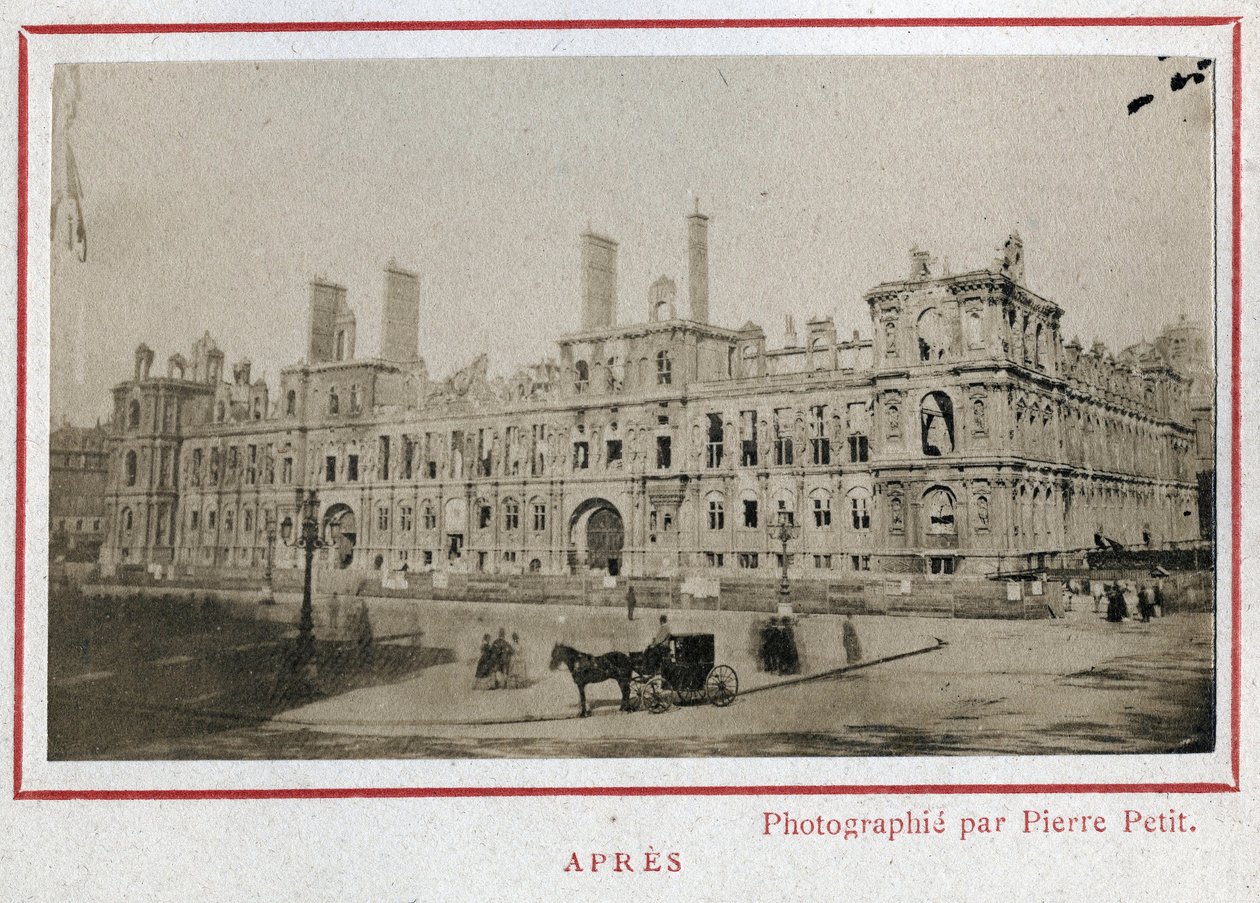 Comuna de París (1871): vista del Hotel de Ville en París después de su incendio en mayo de 1871. Fotografía de Pierre Pepetit. Impresión en cartón, Dim. 9x5,4 cm de Unbekannt