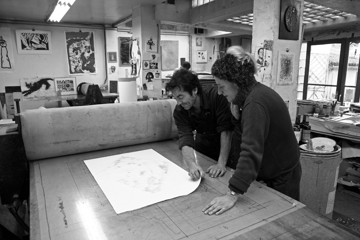 Pascal Gauvard, cofundador del taller de grabado Pasnic, Annie-Paule Thorel, pintora francesa. Descubrimiento de una grabado después de la impresión. Taller de grabado Pasnic en París en 2009. de Unbekannt