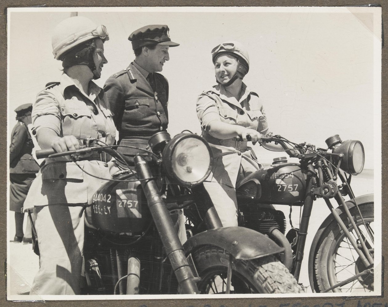 Fotografía de un álbum que contiene 65 fotografías relacionadas con el Servicio Territorial Auxiliar y las Fuerzas Británicas en el Medio Oriente de Unbekannt