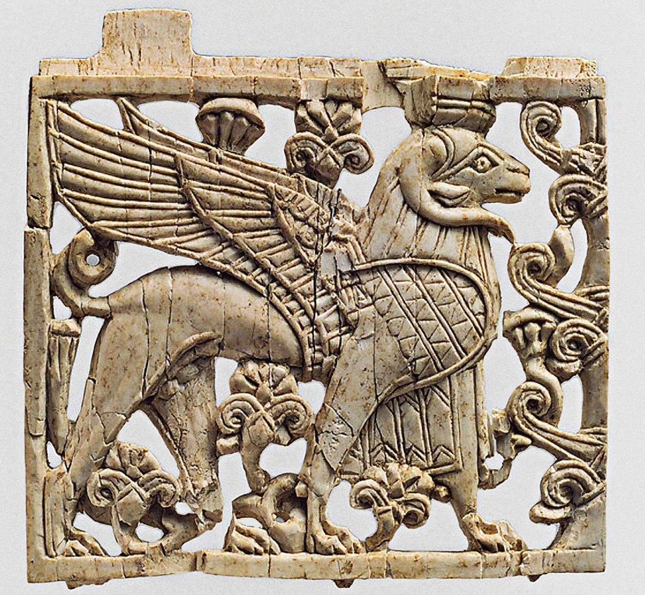 Placa que Representa una Esfinge con Cabeza de Carnero, Nimrud, Mesopotamia, siglos IX-VIII a.C. de Unbekannt