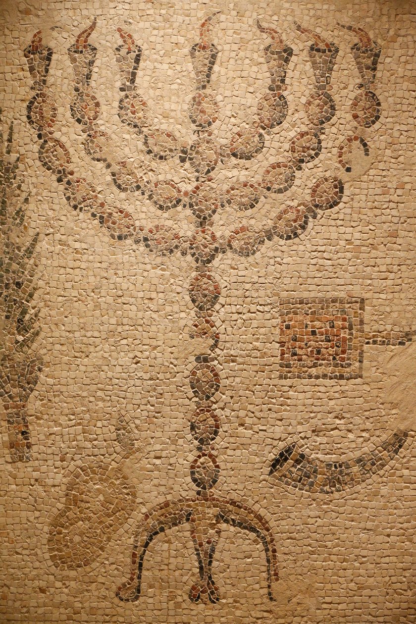 Porción de un piso de mosaico de sinagoga (réplica) - original: Sinagoga de Beth Alpha, Israel - siglo VI EC - Menorá - El Museo Judío de Nueva York, Nueva York, Estados Unidos de Unbekannt