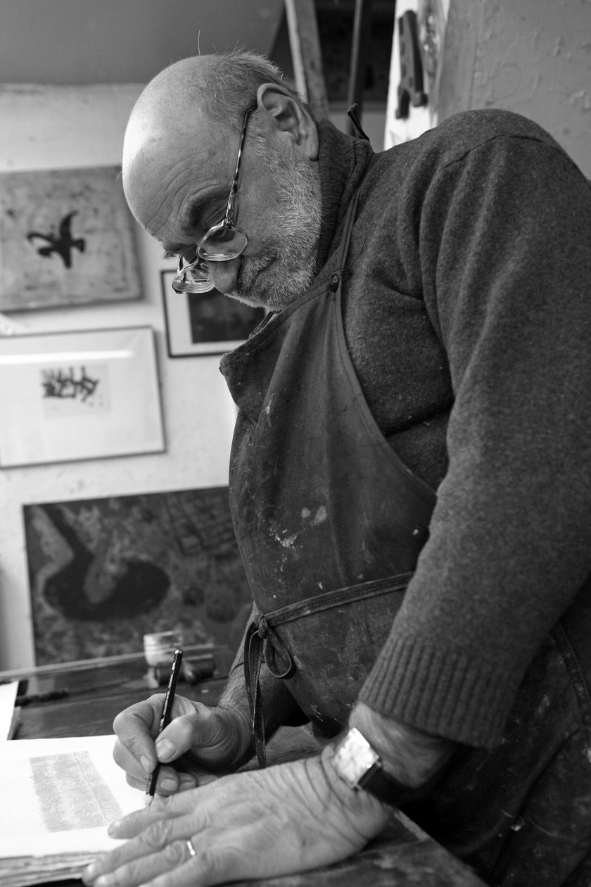 Retrato de Dikran Daderian, pintor y grabador libanés. Firma de un grabado. Taller de grabado Pasnic en París en 2008 de Unbekannt