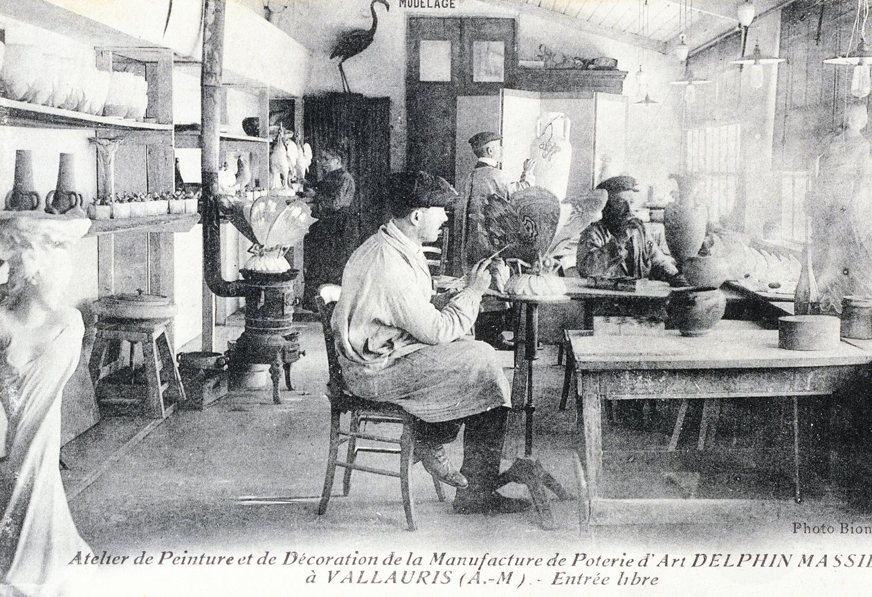 Postal que representa a artesanos trabajando en la fabricación de cerámica de arte Delphin Massier en Vallauris de Benjamin Baud