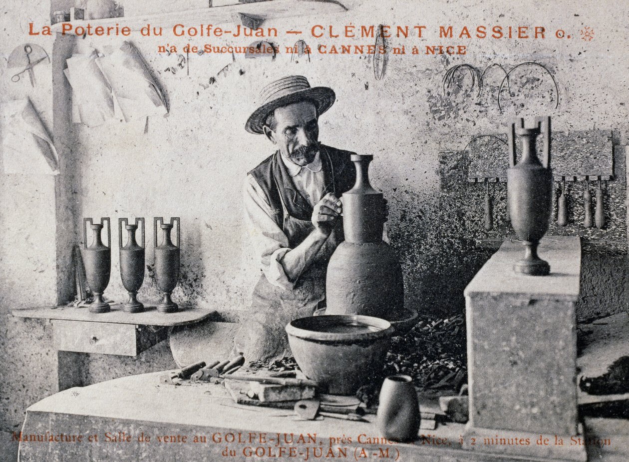 Postal con Clement Massier (1844-1917), maestro alfarero de Poterie de Golf-Juan trabajando en su estudio, Francia, siglo XX de William M. Timlin