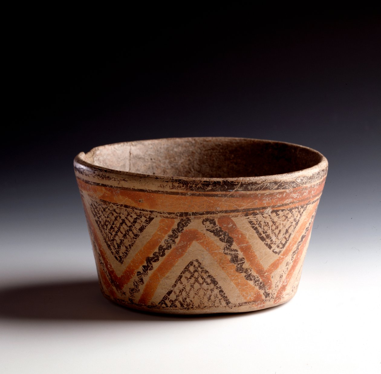 Arte precolombino, civilización maya, período clásico: corte de arcilla policromada decorada con zigzags y triángulos. De Petén, Guatemala. Dim. h. 10 x diam. 10,6 cm Guatemala, Museo Nacional de Arqueología y Etnología de Unbekannt