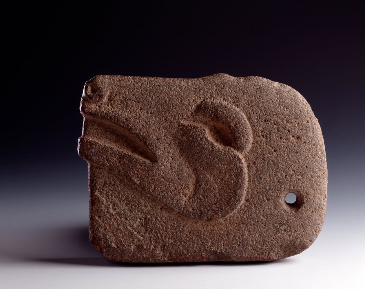 Arte precolombino, civilización maya, período clásico: hacha zoomorfa en piedra tallada que representa la cabeza de un ciervo. Dim. 26.5 x ancho 19.5 cm Guatemala, Museo Nacional de Arqueología y Etnología de Unbekannt