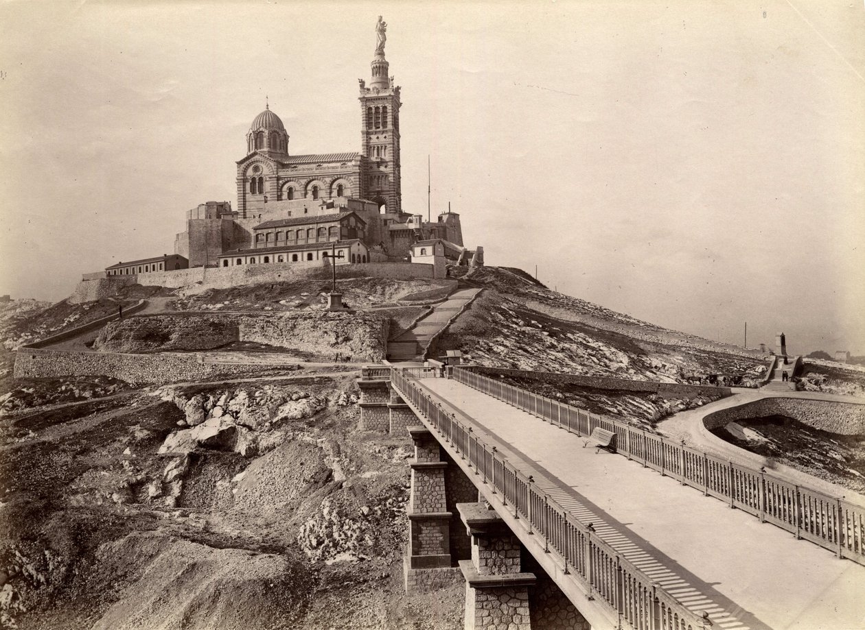 Arquitectura religiosa: vista exterior de la Basílica de Notre Dame de la Garde (Notre-Dame-de-la-Garde), también llamada la 