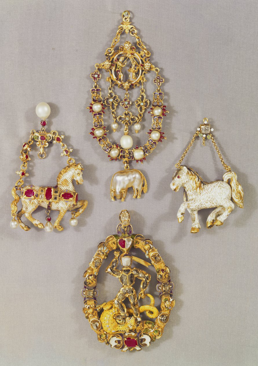 Joyería renacentista de LtoR y TtoB: Insignia de la orden del vellocino de oro y anunciación, finales del siglo XVI (oro y esmalte); Joya colgante en forma de semental, finales del siglo XVI; Joya colgante española en forma de caballo, finales del siglo XV de Unbekannt