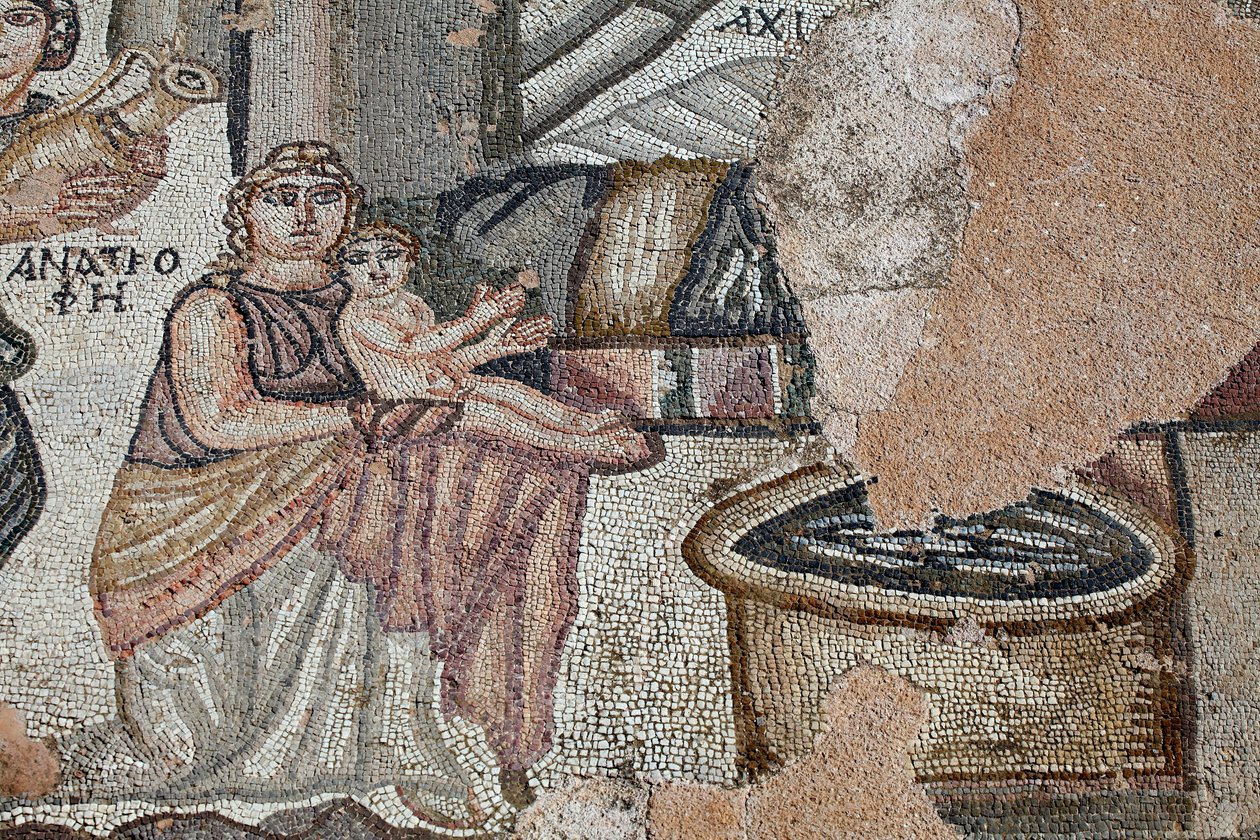 Representación del recién nacido Aquiles con su nodriza Anatrophe y Ambrosia, símbolo de la comida de los dioses y la inmortalidad, trayendo agua en una jarra dorada - Detalle del panel que representa el primer baño de Aquiles - Mosaicos de Pafos, Villa de de Unbekannt