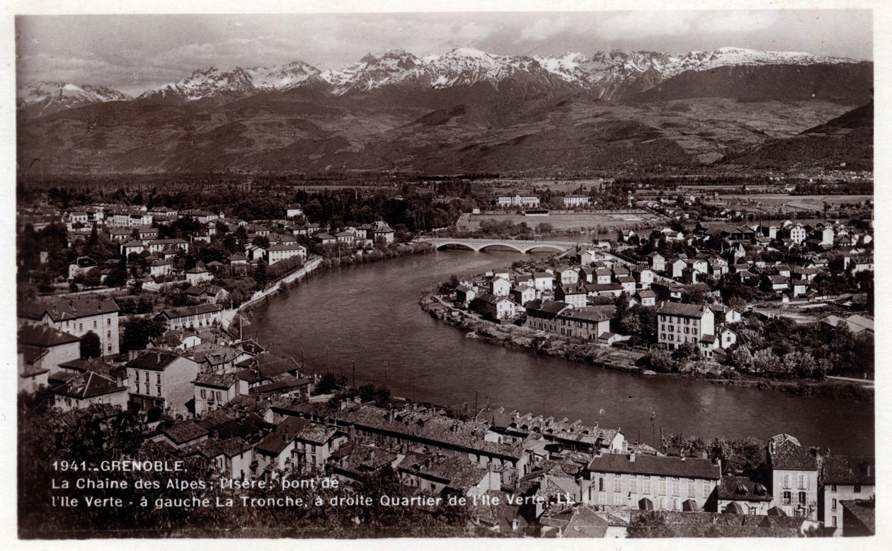 Ródano-Alpes, Isère, Grenoble: la cadena de los Alpes, el Isère, el puente de la Ile Verte, a la izquierda La Tronche, a la derecha el distrito de Ile Verte de William M. Timlin