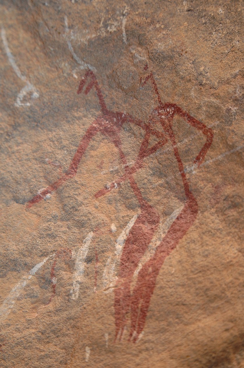 Arte rupestre, Prehistoria: Pintura rupestre de dos personajes longilíneos en un refugio ornamentado en las montañas de Uweinat, Sudán. Periodo de 8000 a 3000 años a.C. Fotografía de Unbekannt
