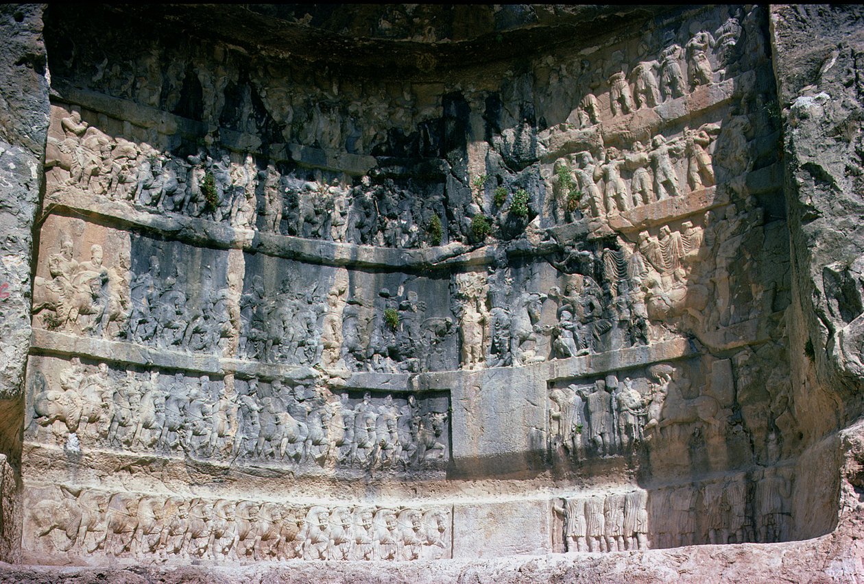 Relieve en roca que representa al rey sasánida Shapur I (241-72) la caballería persa y tributarios, siglo III de Unbekannt