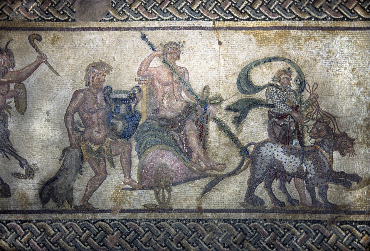 Arte romano: el triunfo de Dionisio (Baco). El dios subido en un tanque en el centro. Lleva una corona de laurel y sostiene un tirso (lanza rodeada de hiedra con una piña en el extremo). Dos panteras avanzan frente a él. Detrás del tanque, un de Unbekannt