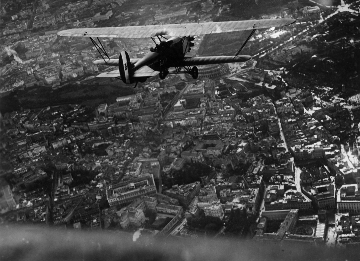 Roma (Italia), circa 1930: El Ministro de Aviación italiano Italo Balbo sobrevuela la ciudad a bordo de un biplano 