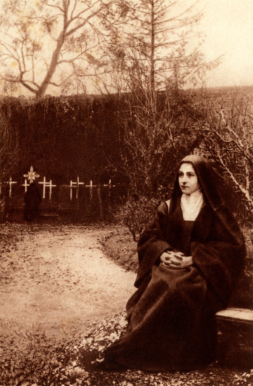 Santa Teresa del Niño Jesús meditando en los jardines del monasterio de Lisieux. 1948 (impresión fotográfica) de Unbekannter Künstler