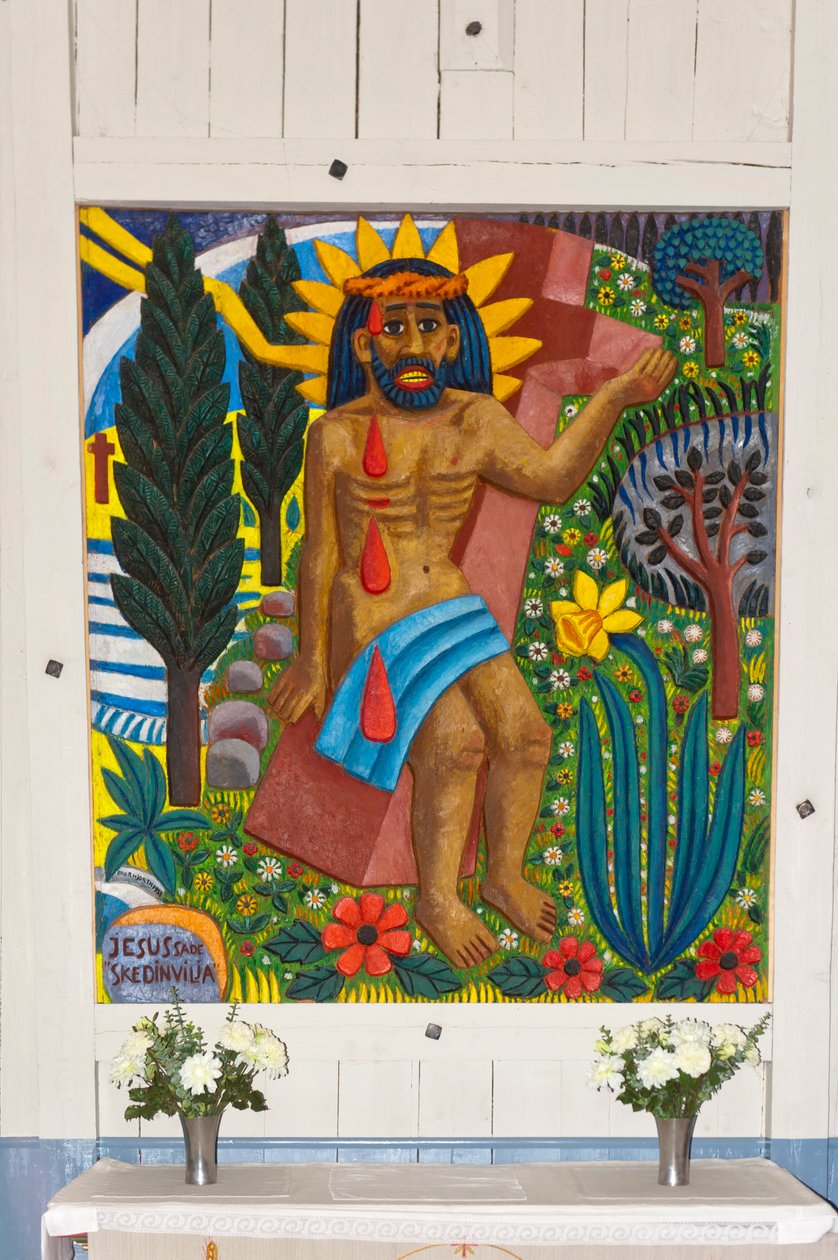 Arte sami; Jesucristo; talla de madera colorida; retablo sami-cristiano diseñado por el artista Bror Hjort en la iglesia de madera de Jukkasjaervi; Laponia; Condado de Norrbotten; Suecia; Escandinavia; Europa de Unbekannt