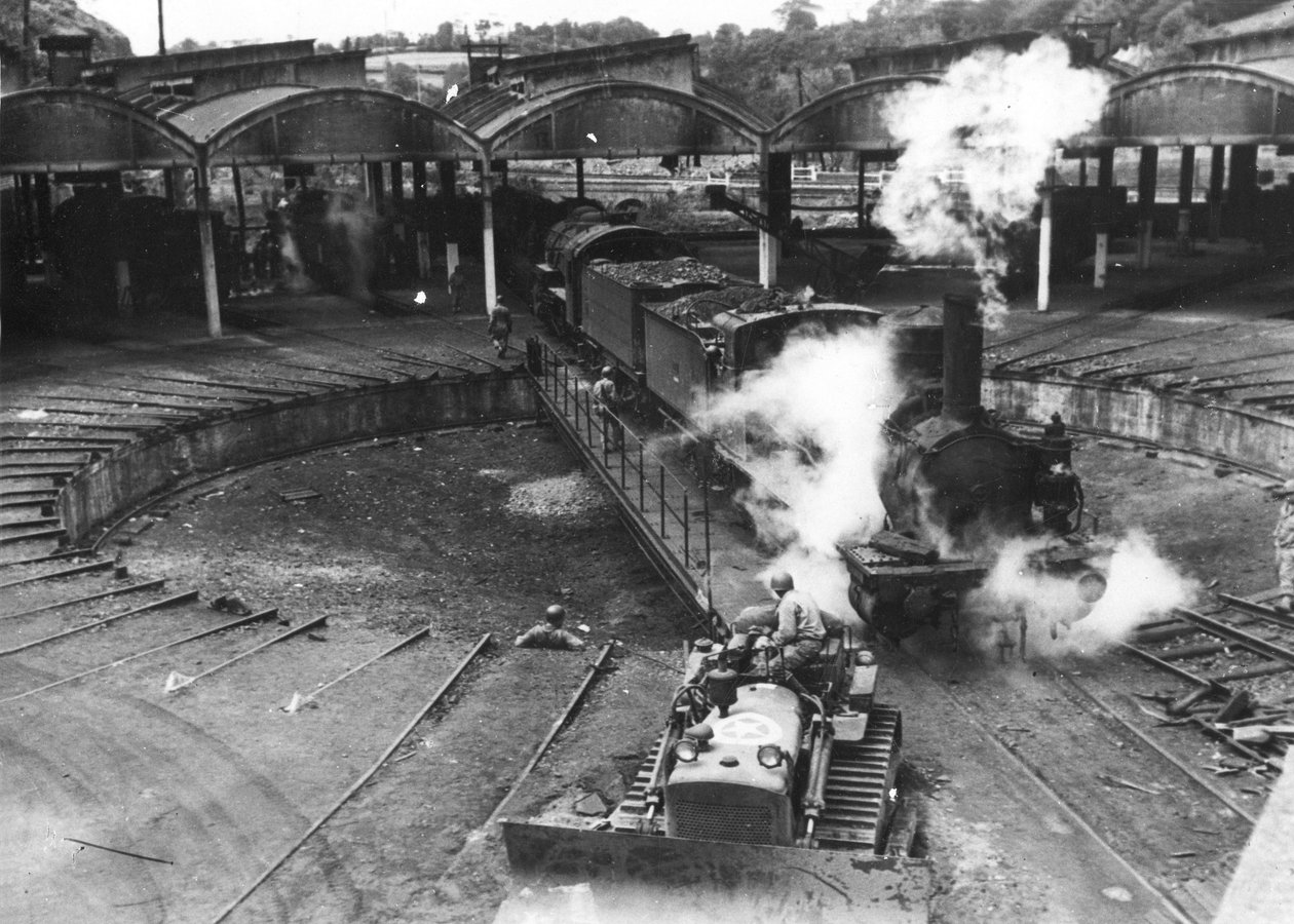 Segunda Guerra Mundial (1939-1945): Cherburgo (Manche) Francia julio 1944: Soldados de ingeniería del ejército estadounidense asistidos por trabajadores ferroviarios franceses restauran la rotonda ferroviaria de Unbekannt