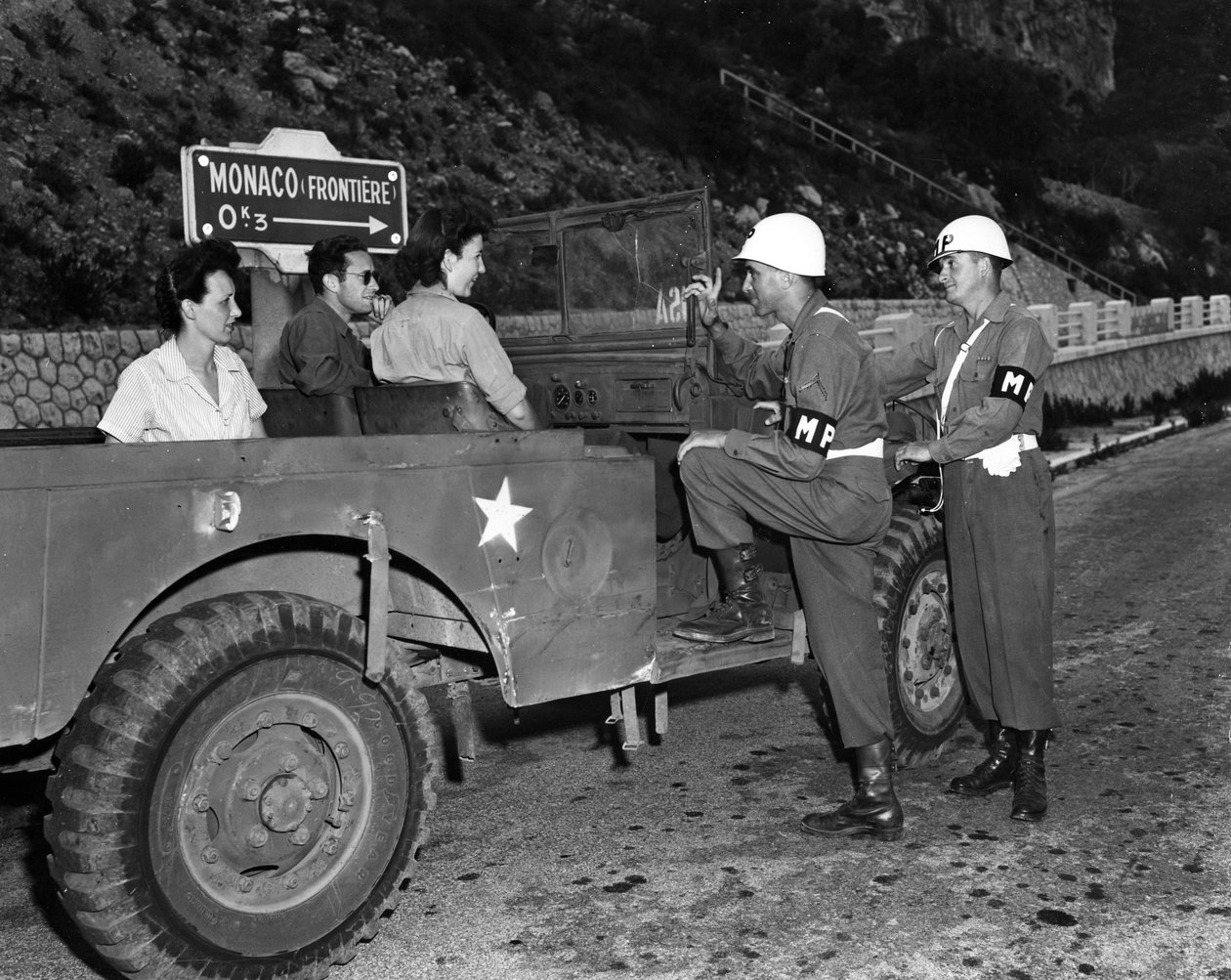 Segunda Guerra Mundial (1939-1945): Cerca de Mónaco Riviera Francesa 30 de junio de 1945: Dos Wacs de permiso y huéspedes del Área Recreativa de la Riviera de EE.UU. (USRRA) conversan con dos oficiales de la policía militar del ejército de EE.UU. estaciona de Unbekannt