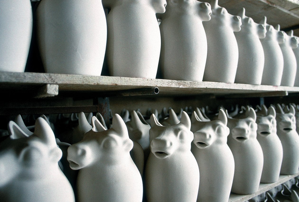 Estanterías dentro de una fábrica de cerámica con algunas jarras de leche, Montelupo Fiorentino, Italia (foto) de Unbekannter Künstler