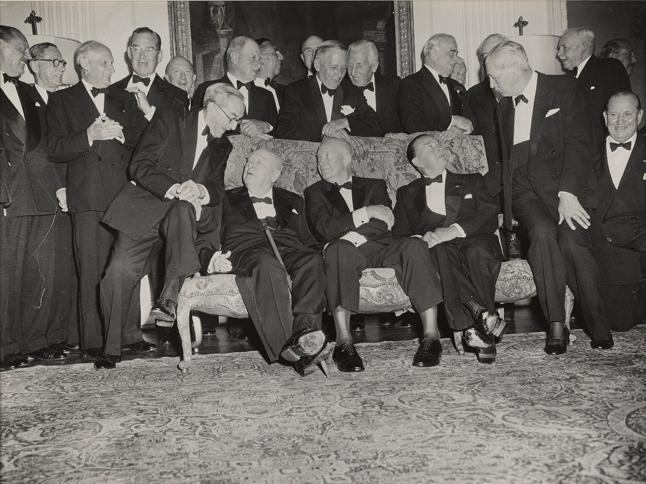 Sir Winston Churchill y Dwight D. Eisenhower en una cena celebrada en Winfield House, la residencia del embajador estadounidense en Londres. de Unbekannter Künstler