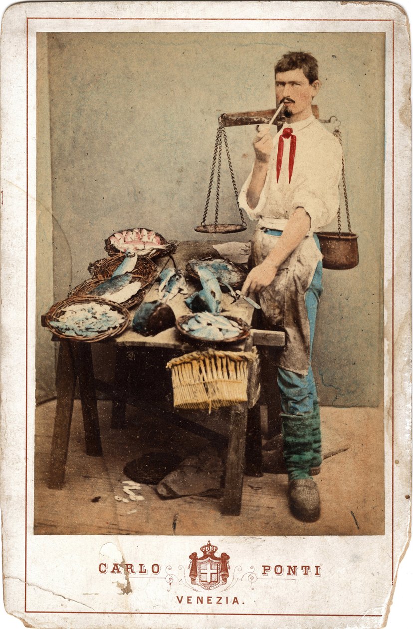 Pequeños oficios: retrato de vendedor de pescado, cerca de su carga de pescado, Venecia. Impresión del siglo XIX en cartón Dim. 11x16,5 cm de Unbekannt