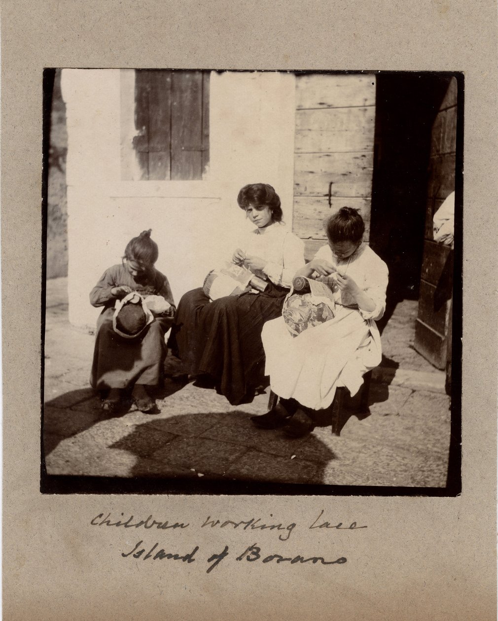 Pequeños oficios: jóvenes trabajando en crochet (bordadoras) en la isla de Burano, Venecia. de Unbekannt
