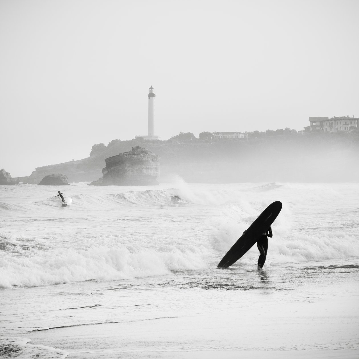 Surf en Grand Plage, Francia, 2012 (fotografía en B/N) de Leopold Blonder