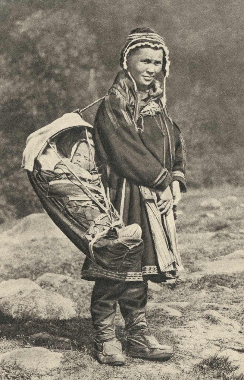 Suecia. Mujer lapona llevando a su bebé en una cuna de piel de reno. 1920 de Unbekannt
